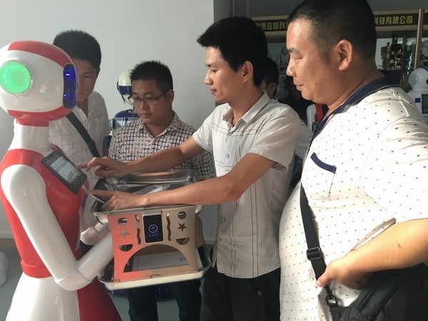 3梁宜霖工程师给教师团队讲解迎宾、送餐机器人使用、读写与操控.jpg